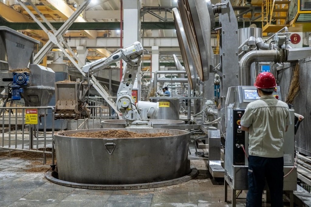 907車間里，機(jī)械臂正在撒料裝甑。嚴(yán)磊攝