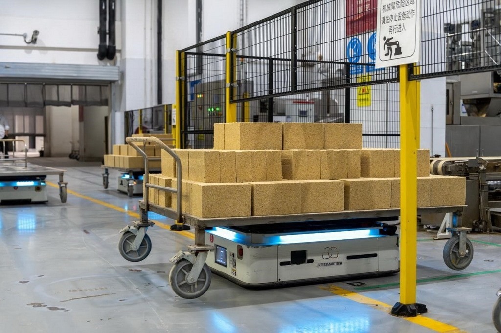 在701制曲車間，運(yùn)輸機(jī)器人等智能化設(shè)備已實(shí)現(xiàn)規(guī)?；瘧?yīng)用。王哲攝