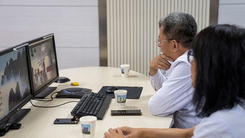 新疆醫(yī)科大學(xué)第一附屬醫(yī)院專家團(tuán)隊(duì)與哈薩克斯坦國立科學(xué)研究中心的專家對患者進(jìn)行跨國遠(yuǎn)程會診。人民網(wǎng)記者 許崢攝