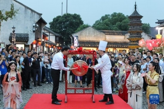 9月27日拍攝的2023年南翔國潮大會暨第十七屆上海南翔小籠文化展開幕儀式現(xiàn)場。