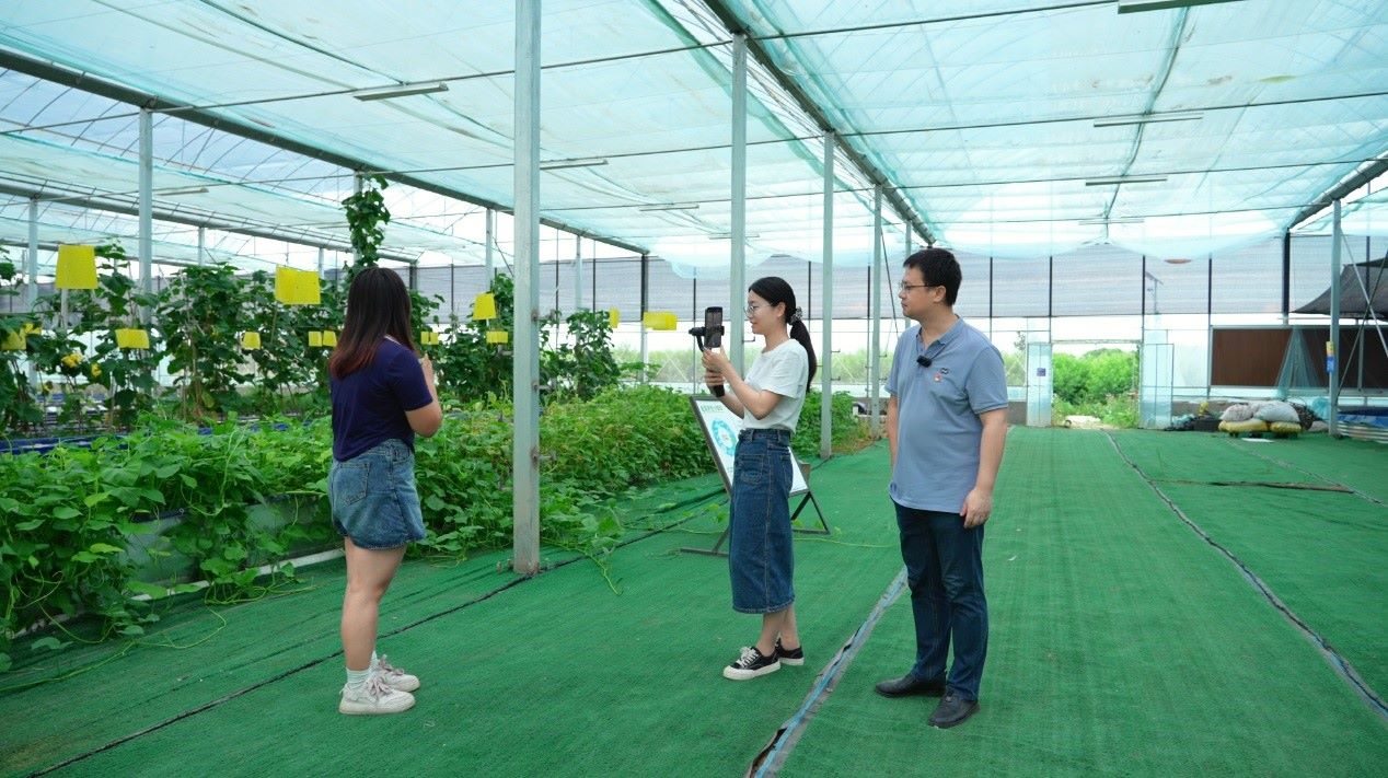 學(xué)生們正在現(xiàn)場(chǎng)直播。受訪單位供圖