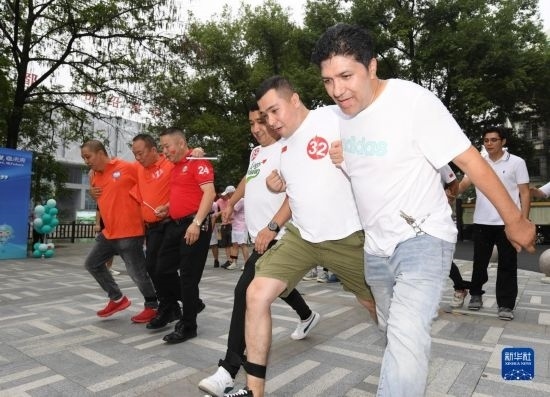 9月28日，在柯橋柯亭社區(qū)，各民族居民參加趣味運動會。