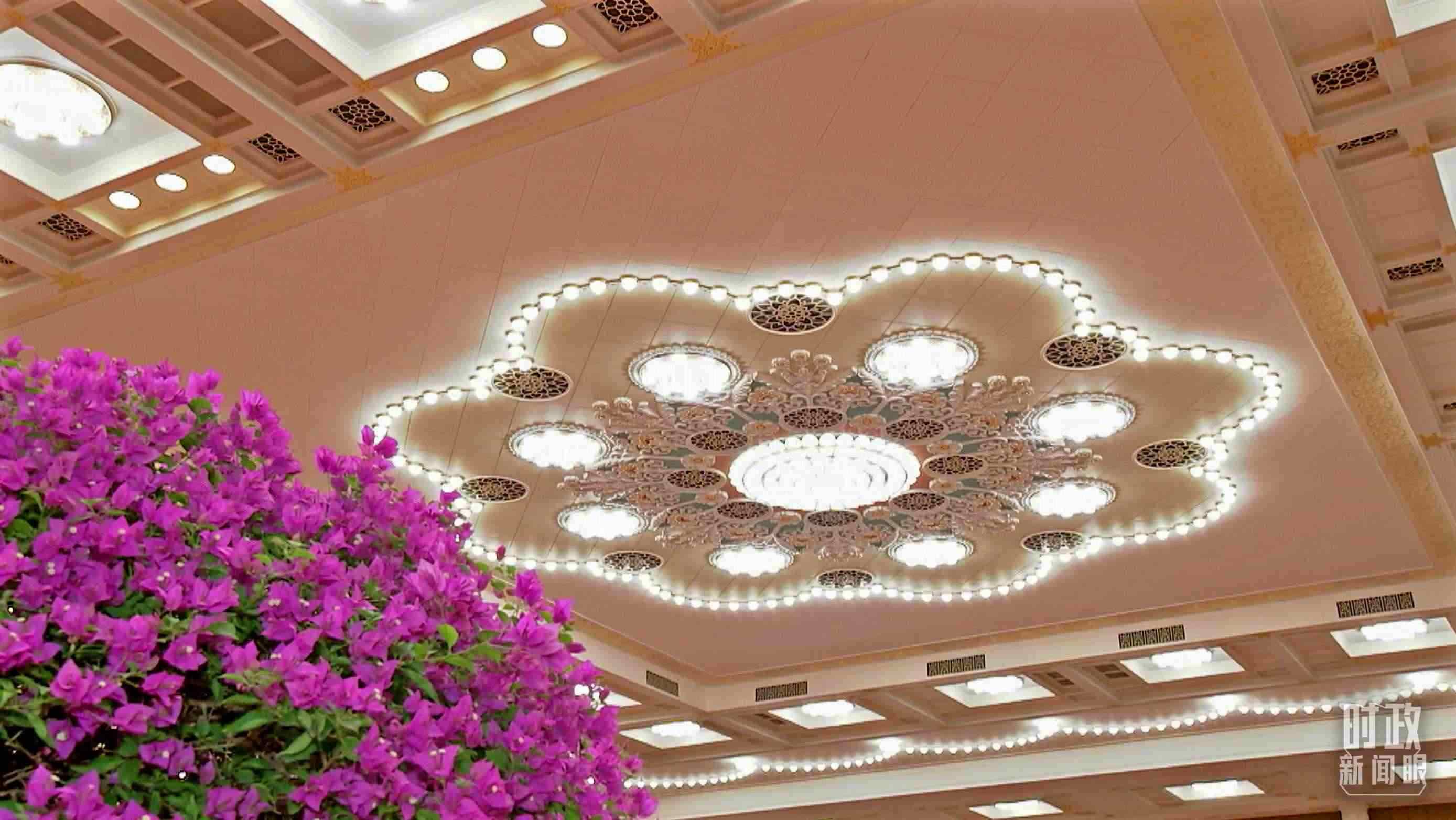 △人民大會(huì)堂宴會(huì)廳，華燈璀璨、鮮花綻放。