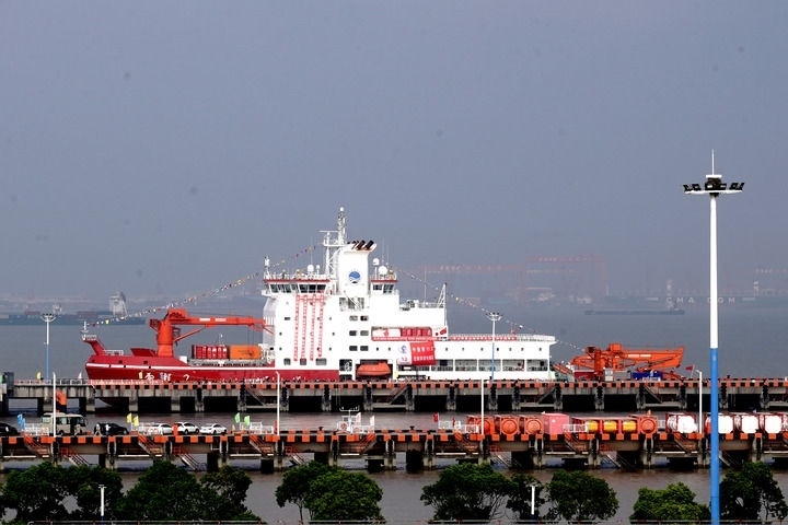 9月27日，“雪龍2”號極地科考破冰船停泊在中國極地考察國內(nèi)基地碼頭。當日，由自然資源部組織的中國第13次北冰洋科學考察隊乘“雪龍2”號極地科考破冰船返回上海，標志著中國第13次北冰洋科學考察任務圓滿完成。新華社記者 張建松 攝