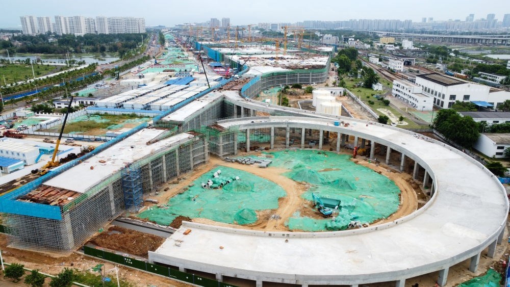 9月9日拍攝的?？谛潞８酆湍细邸岸€口岸”（貨運）集中查驗場所建設項目（無人機照片）。該項目是海南自貿(mào)港封關運作重點項目。新華社記者 楊冠宇 攝
