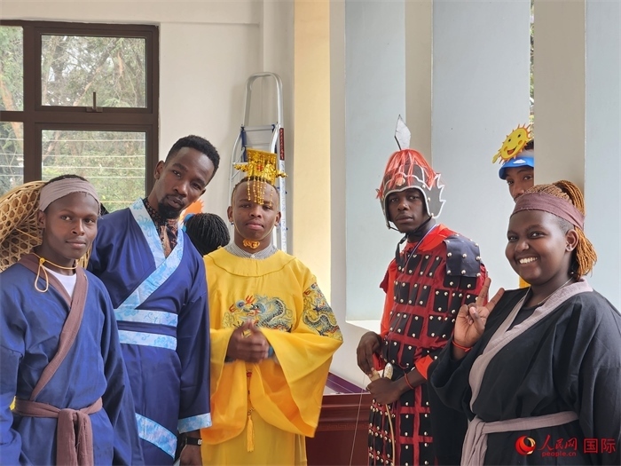 28日，肯尼亞內(nèi)羅畢大學(xué)孔子學(xué)院舉行“詩劇頌中秋，中肯共月明”中秋慶典，情景劇《嫦娥奔月》部分演員合影。人民網(wǎng)記者 黃煒鑫攝