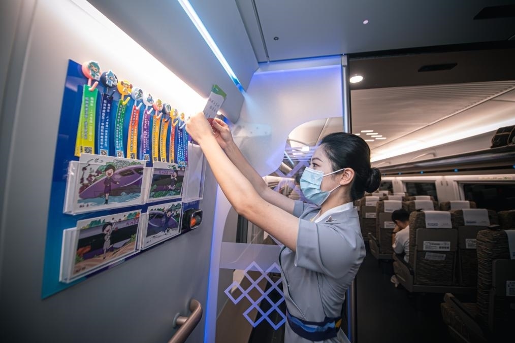 2023年9月16日，復(fù)興號(hào)亞運(yùn)智能動(dòng)車組列車正式載客運(yùn)營(yíng)。新華社記者 江漢 攝