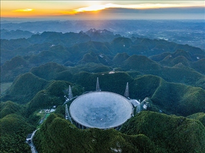 “中國天眼”全景（維護保養(yǎng)期間拍攝）。新華社記者 歐東衢 攝