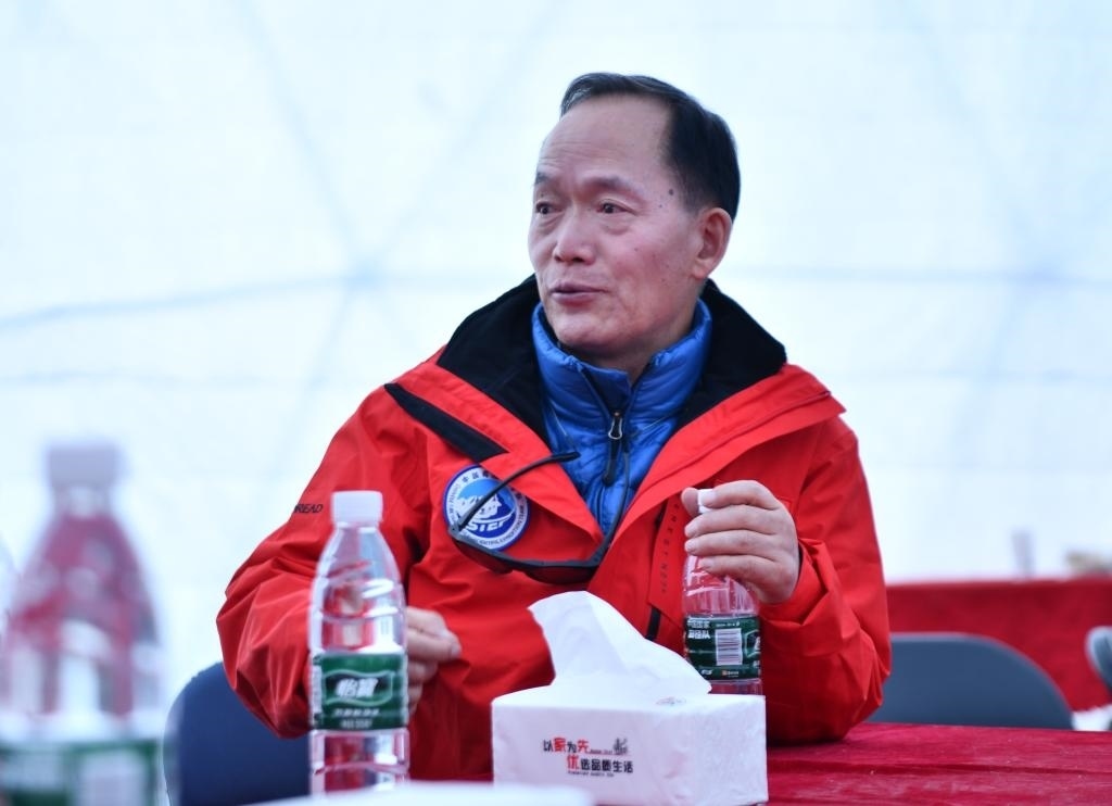 中國科學(xué)院院士、第二次青藏科考隊隊長姚檀棟在卓奧友峰登山大本營（9月29日攝）。新華社記者晉美多吉 攝