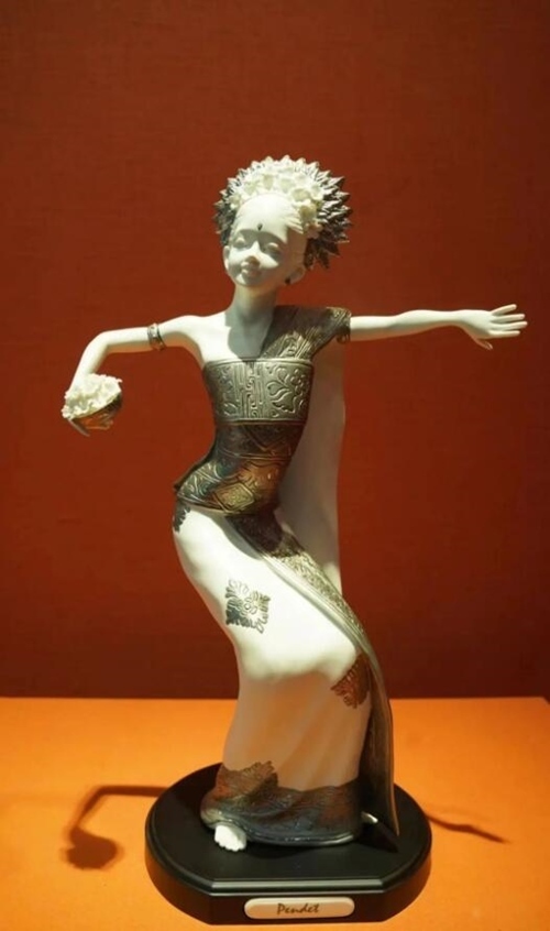 2013年10月，時任印度尼西亞總統(tǒng)蘇西洛贈送習(xí)近平主席的鑲錫瓷塑舞者。