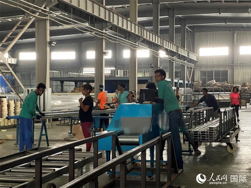 東方工業(yè)園華嘉鋁業(yè)生產(chǎn)車間。人民網(wǎng)記者 趙艷紅攝