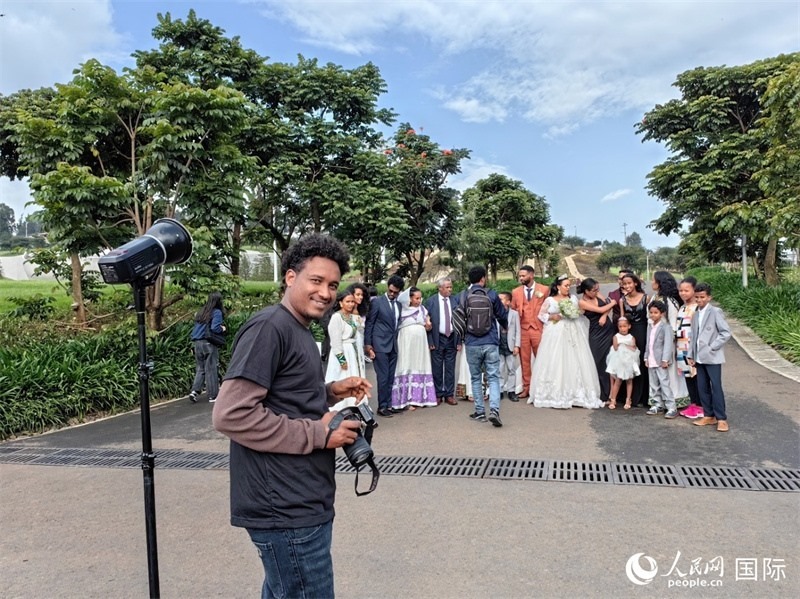 一對新人和親友在亞的斯亞貝巴友誼廣場合影。人民網(wǎng)記者 陳星星攝