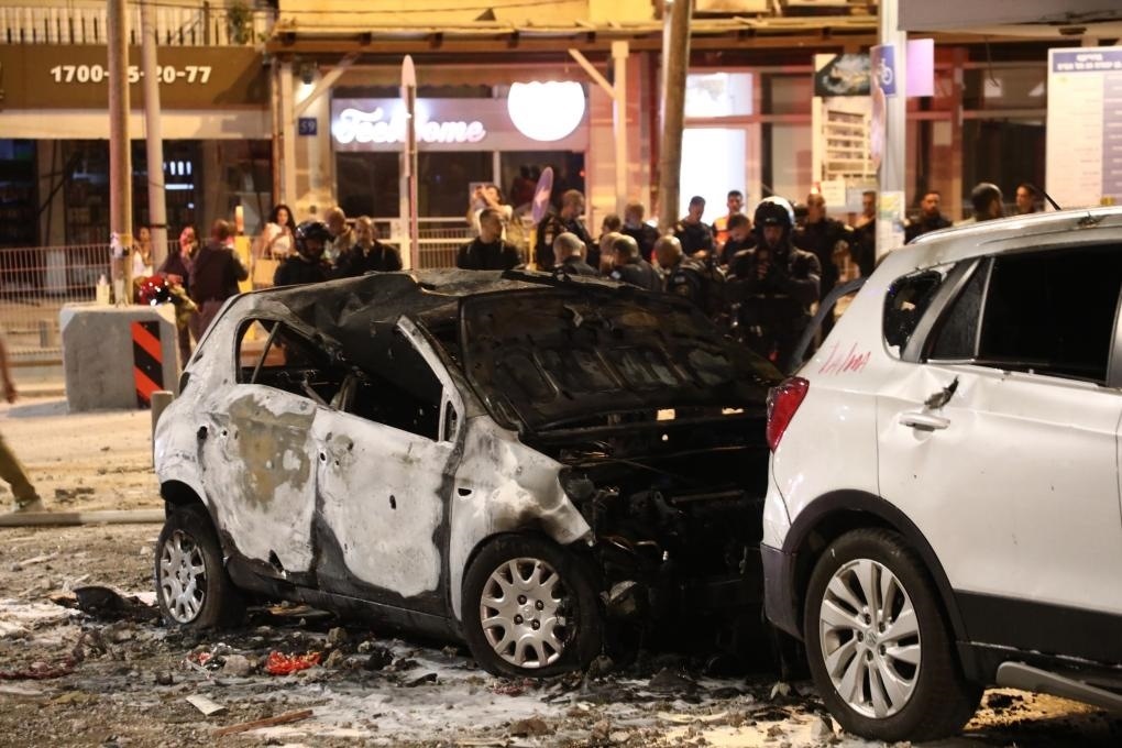 這是10月7日在以色列特拉維夫拍攝的遭火箭彈破壞的車輛。新華社發(fā)