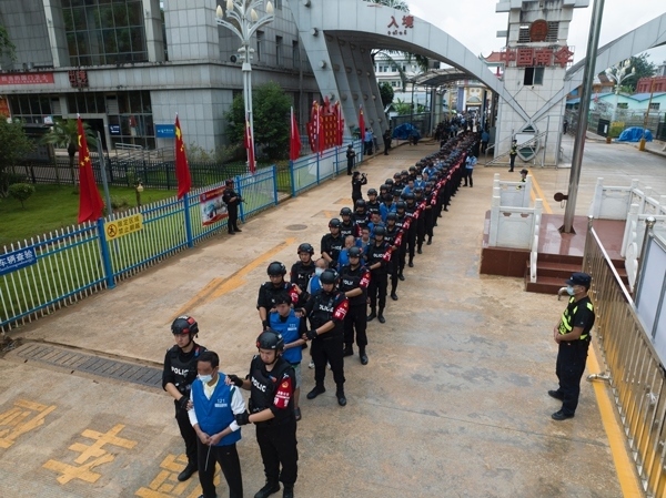 移交現(xiàn)場。公安部供圖