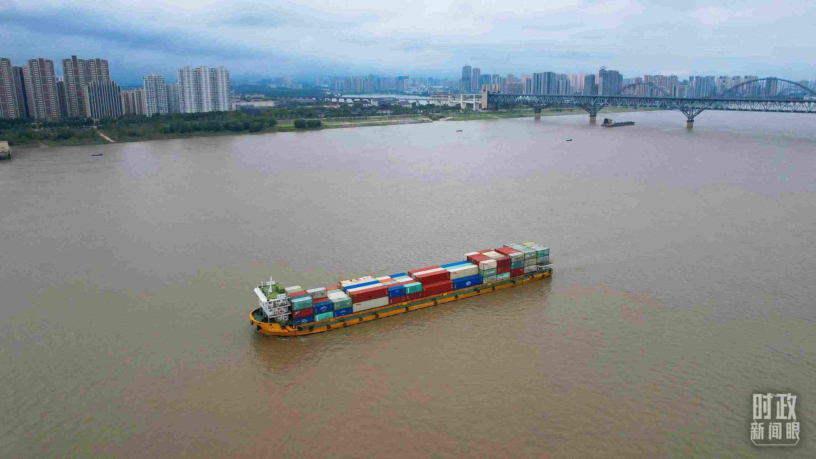 △長(zhǎng)江九江段。（總臺(tái)央視記者范凱拍攝）
