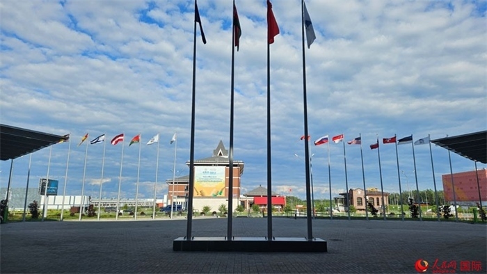 中白工業(yè)園內，多國國旗飄揚。園區(qū)已有來自16個國家和地區(qū)的企業(yè)入駐。人民網記者 朱虹攝