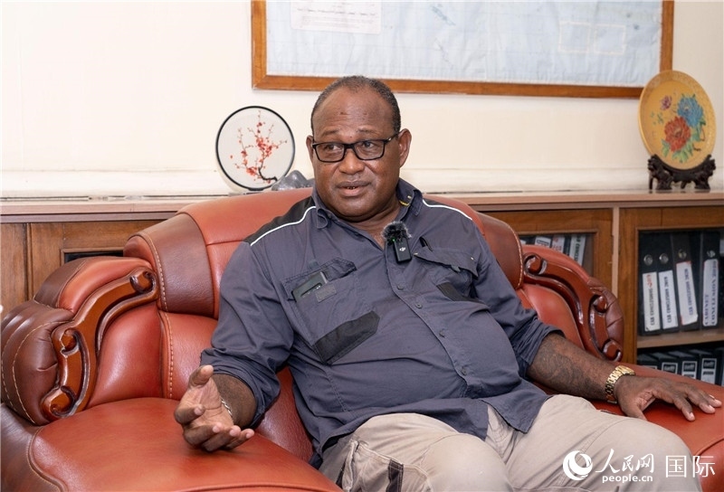 2023年9月13日，所羅門群島副總理兼基礎(chǔ)設(shè)施和發(fā)展部長(zhǎng)梅納西·梅蘭加在首都霍尼亞拉接受人民網(wǎng)記者專訪。人民網(wǎng) 賀吉攝