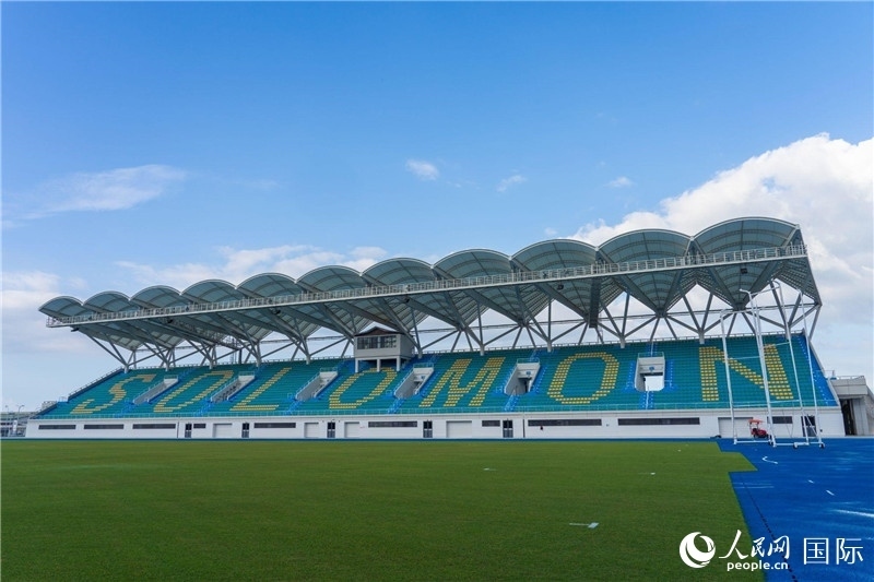 2023年9月12日，位于所羅門群島首都霍尼亞拉的由中土公司承建的中國(guó)援所羅門群島2023年太平洋運(yùn)動(dòng)會(huì)體育場(chǎng)館。人民網(wǎng) 賀吉攝