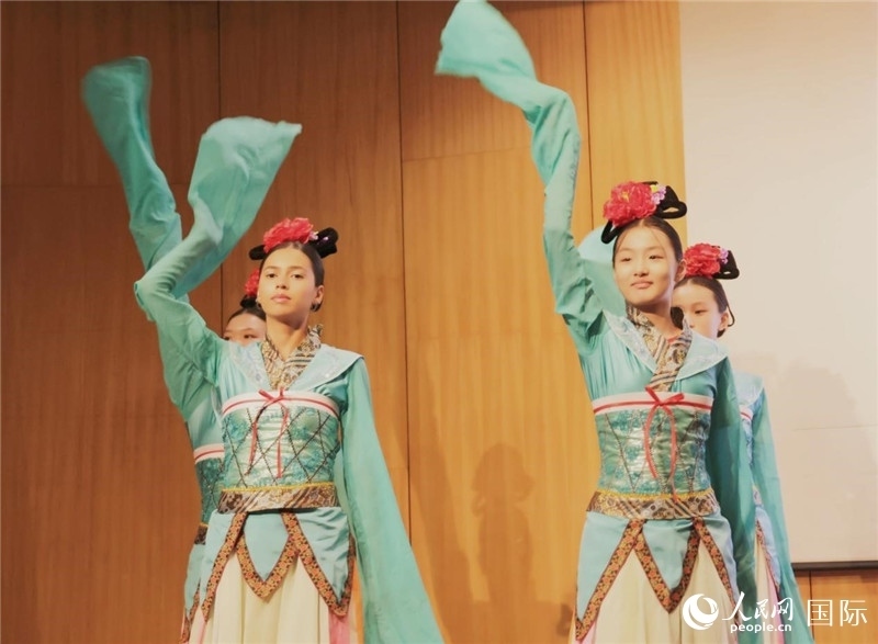 兩國(guó)文化志愿者共同表演中國(guó)傳統(tǒng)舞蹈。人民網(wǎng)記者 陳海琪攝