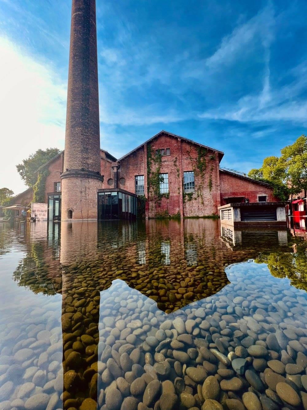 ↑景德鎮(zhèn)陶溪川文創(chuàng)街區(qū)一景（2023年5月15日攝）。