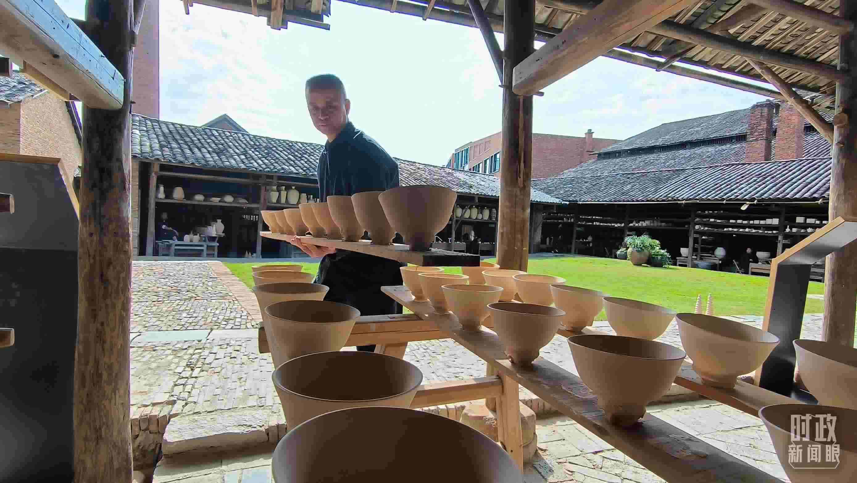 △匠人正在晾曬陶瓷制品。（總臺(tái)央視記者范凱拍攝）