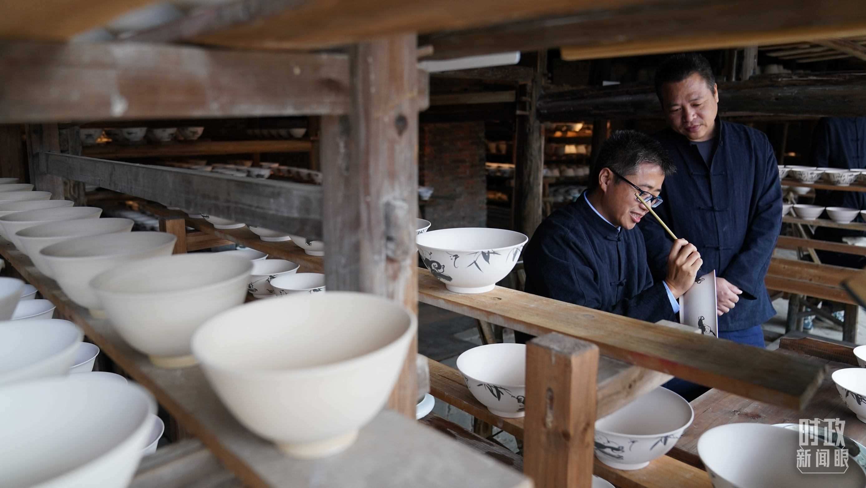 △非遺傳承人正在繪制瓷器。（總臺(tái)國廣記者李晉拍攝）
