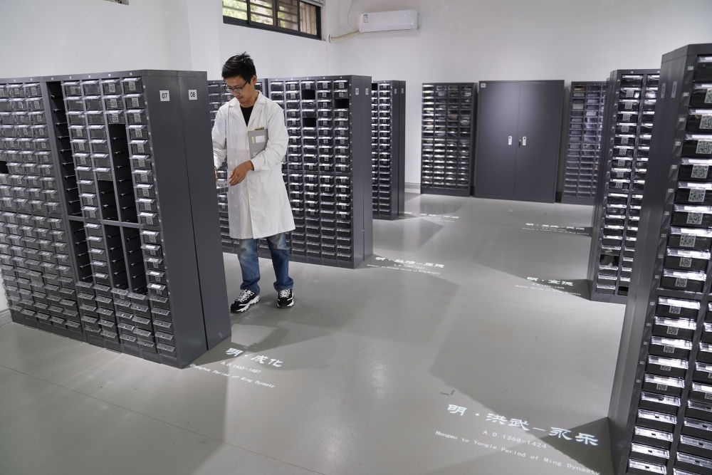 ↑工作人員在古陶瓷基因庫(kù)里工作（2023年5月16日攝）。