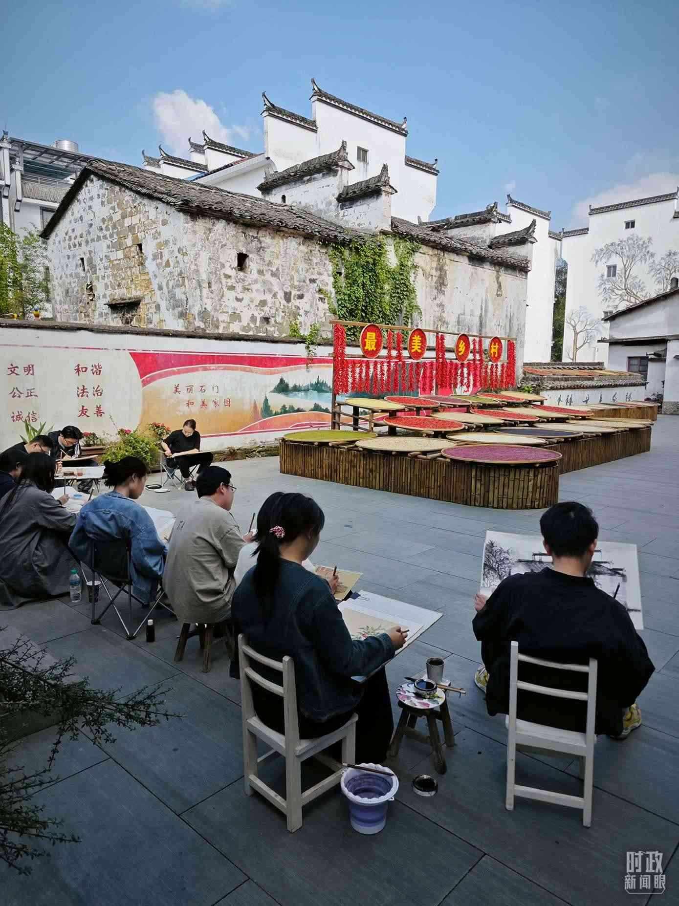 △來自中國美術(shù)學(xué)院的同學(xué)在石門村寫生。（總臺(tái)央視記者郁振一拍攝）