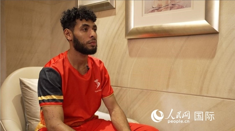 巴布亞新幾內(nèi)亞乒乓球國家隊隊員杰弗瑞·羅伊接受采訪。 人民網(wǎng) 彭昱凱攝