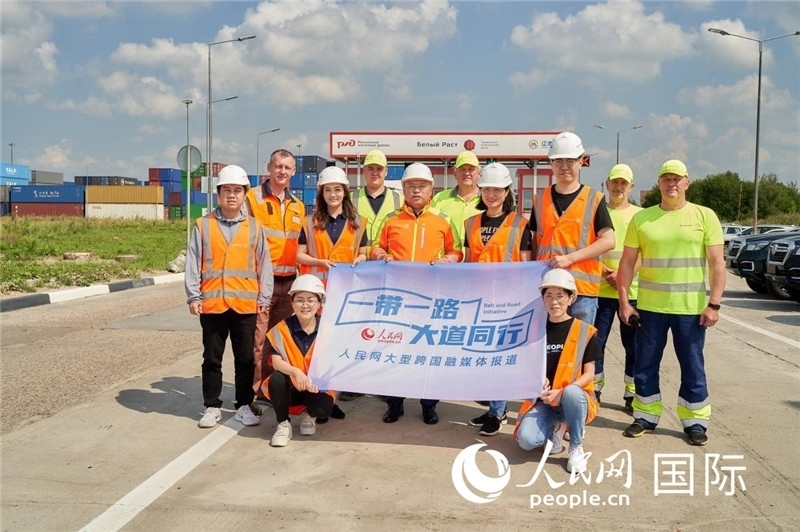 人民網(wǎng)記者在莫斯科別雷拉斯特物流中心采訪。