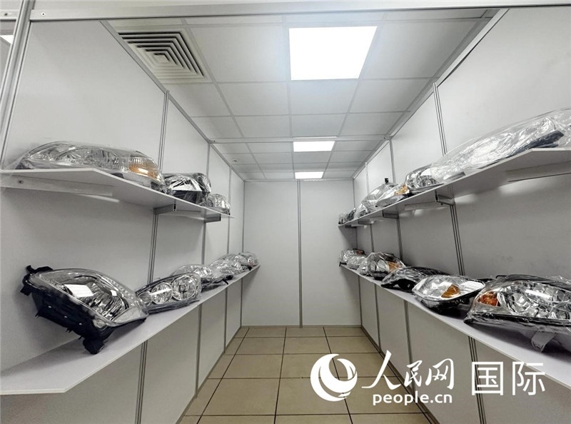 在位于莫斯科格林伍德國際貿(mào)易中心的浙江寧波優(yōu)質(zhì)商品展銷中心內(nèi)，展示著來自浙江寧波慈溪市的汽車配件樣品。人民網(wǎng)記者 申佳平攝