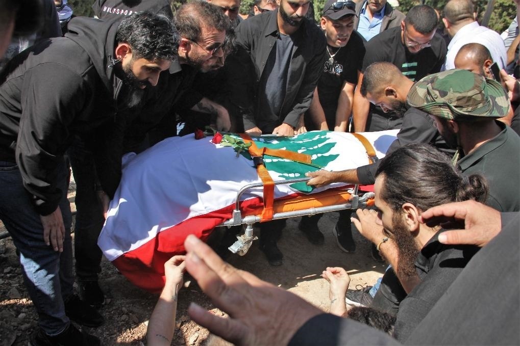 10月14日，黎巴嫩南部希亞姆鎮(zhèn)，黎巴嫩記者和民眾為在以色列轟炸中死亡的攝影記者伊薩姆·阿卜杜拉送葬。新華社發(fā)（塔希爾·阿布·哈姆丹攝）