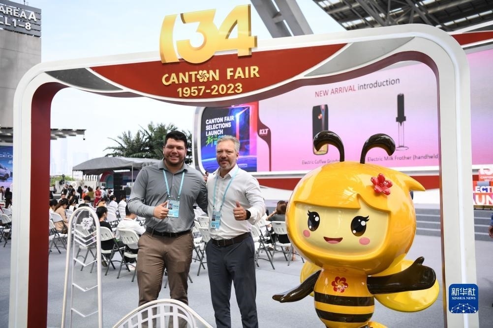 10月15日，來(lái)自巴西的采購(gòu)商在廣交會(huì)上合影。新華社記者 鄧華 攝