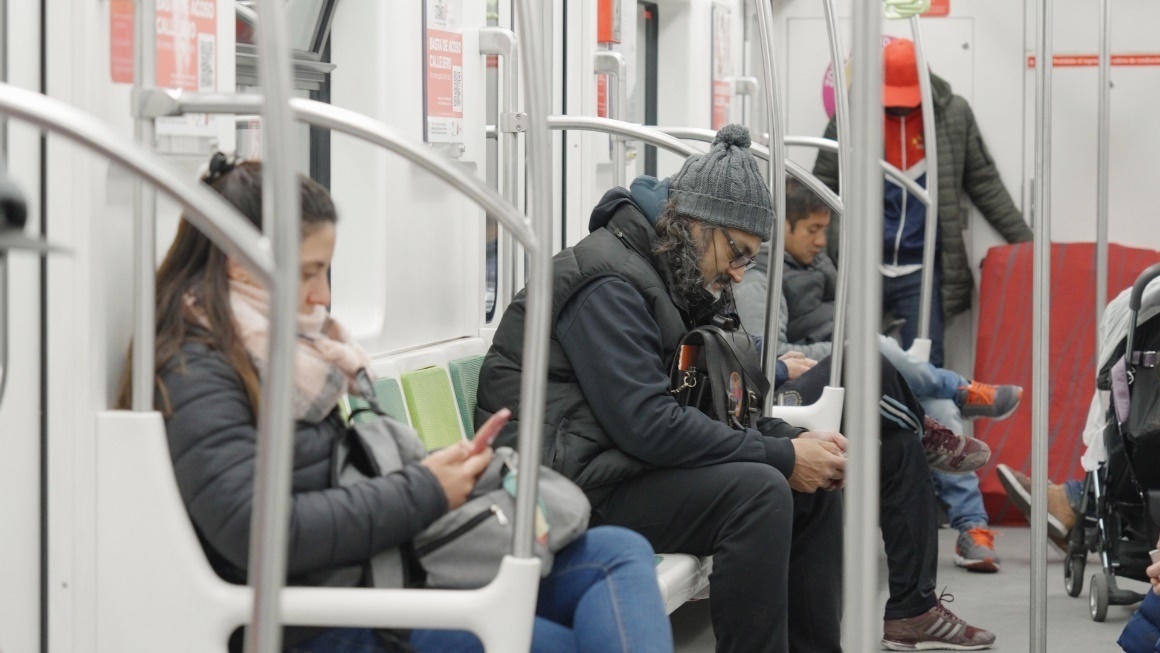 阿根廷布宜諾斯艾利斯市，乘客們乘坐A線地鐵從郊區(qū)前往市內(nèi)。人民網(wǎng)記者 張若涵攝