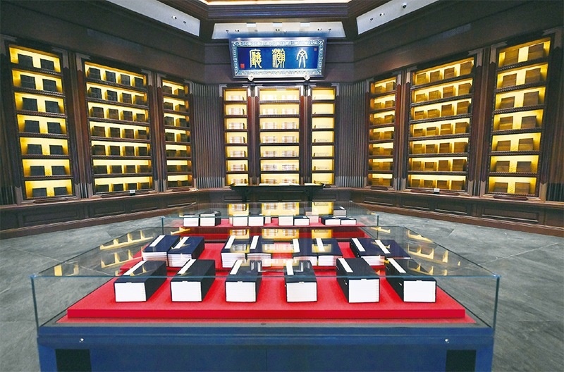 建設(shè)中國國家版本館，是以習(xí)近平同志為核心的黨中央作出的重大決策，是文明大國建設(shè)的基礎(chǔ)工程，是功在當(dāng)代、利在千秋的標(biāo)志性文化工程，充分體現(xiàn)了我們黨傳承發(fā)展中華文化的高度自覺、汲取歷史智慧更好走向未來的歷史主動。圖為2023年5月拍攝的中國國家版本館中央總館文瀚廳。 新華社發(fā)