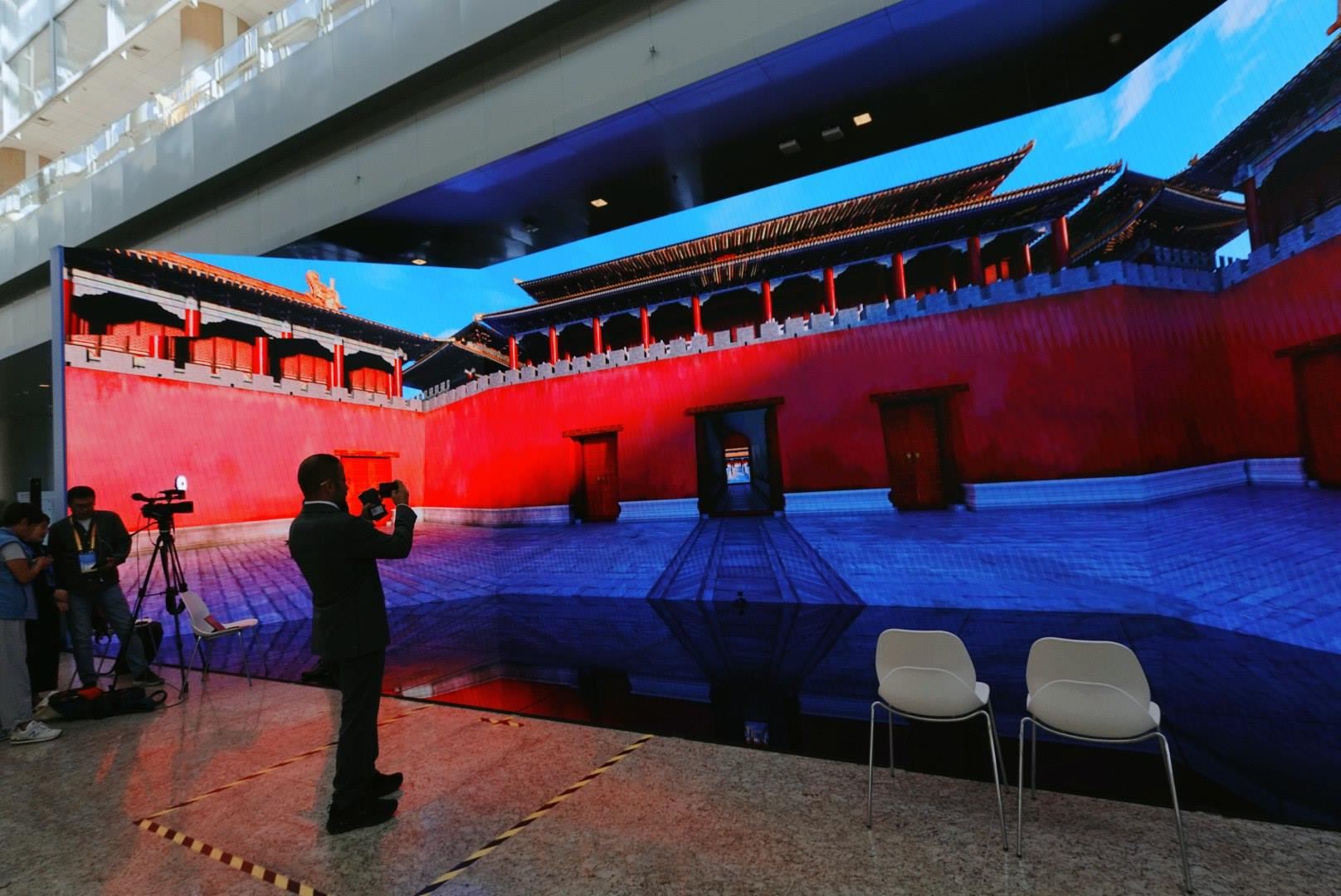 位于新聞中心的科技文化互動(dòng)展示區(qū)。人民網(wǎng)記者 許維娜攝