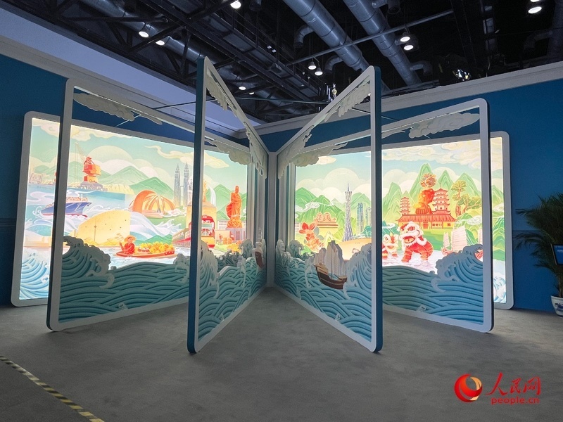 新聞中心媒體公共工作區(qū)兩側(cè)矗立著打開(kāi)的“書(shū)畫(huà)”。人民網(wǎng)記者 杜燕飛攝