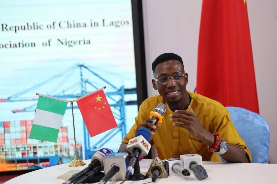 尼日利亞孔子學(xué)院留華同學(xué)會(huì)會(huì)長吳文仲分享經(jīng)驗(yàn)。駐拉各館總領(lǐng)館供圖