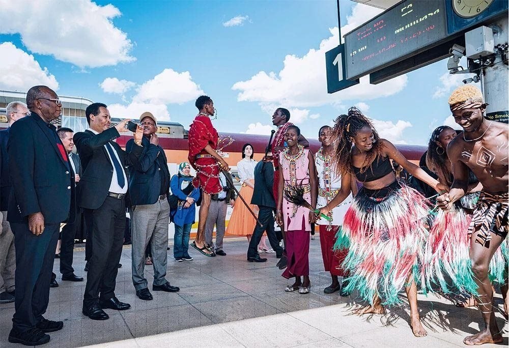 △2023年10月6日，多國(guó)駐肯使節(jié)在肯尼亞內(nèi)羅畢的蒙內(nèi)鐵路內(nèi)羅畢站觀看文藝演出。