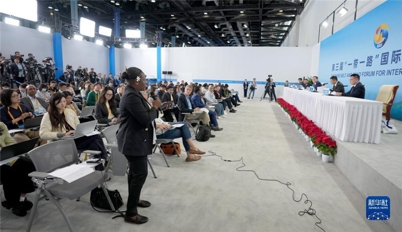 10月16日，第三屆“一帶一路”國際合作高峰論壇新聞中心在北京國家會議中心舉行首場吹風會，邀請自然資源部國際合作司和相關(guān)單位負責人介紹有關(guān)情況，并回答記者提問。新華社記者 王毓國攝