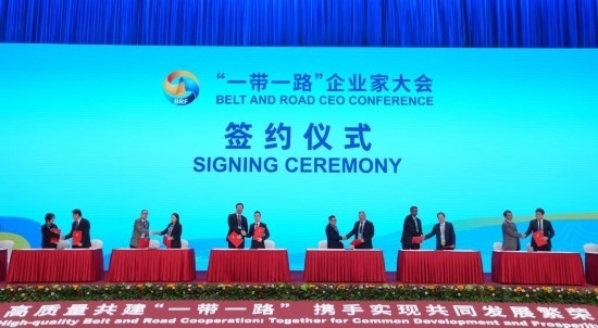 這是10月17日拍攝的簽約儀式現(xiàn)場。當日，“一帶一路”企業(yè)家大會在北京召開。（新華社記者王毓國攝）