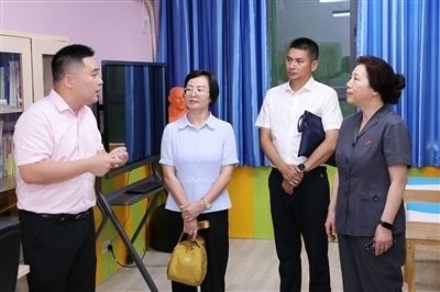 圖③：“小公民法律課堂”開講前，全國人大代表殷其龍（右二）、重慶市人大代表李自玲（左二）聽取楊家坪中學(xué)負(fù)責(zé)人關(guān)于未成年人思想教育工作情況的介紹。