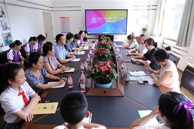 圖⑤：法治宣講結(jié)束后，重慶五中院組織召開座談會，聽取人大代表和朵力小學(xué)教師、家長代表對法院未成年人保護(hù)工作的意見建議。