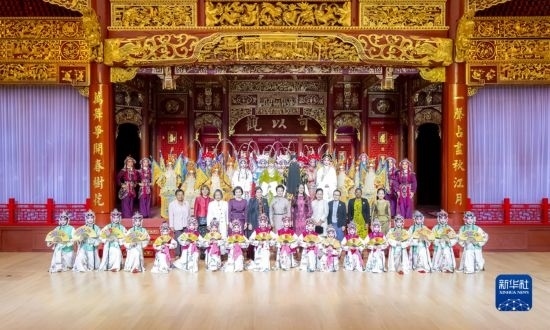  10月18日上午，國(guó)家主席習(xí)近平夫人彭麗媛邀請(qǐng)出席第三屆“一帶一路”國(guó)際合作高峰論壇的外方領(lǐng)導(dǎo)人夫人參觀中國(guó)工藝美術(shù)館（中國(guó)非物質(zhì)文化遺產(chǎn)館）。這是彭麗媛同外方領(lǐng)導(dǎo)人夫人與文藝演出演職人員合影。新華社記者 丁林 攝