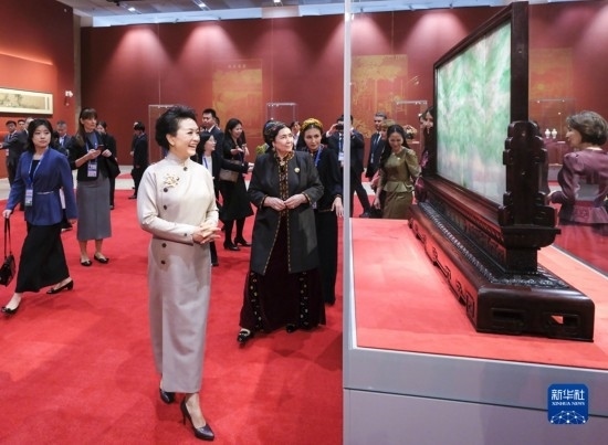  10月18日上午，國(guó)家主席習(xí)近平夫人彭麗媛邀請(qǐng)出席第三屆“一帶一路”國(guó)際合作高峰論壇的外方領(lǐng)導(dǎo)人夫人參觀中國(guó)工藝美術(shù)館（中國(guó)非物質(zhì)文化遺產(chǎn)館）。這是彭麗媛同外方領(lǐng)導(dǎo)人夫人參觀展品。新華社記者 丁林 攝