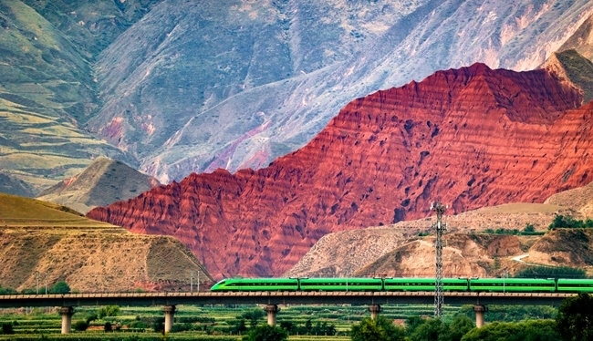 穿越丹霞地貌的火車。蘭州局集團公司融媒體中心供圖