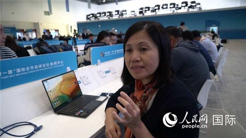 越南之聲廣播電臺(tái)記者胡鴻行（音譯，H? H?ng H?nh）與記者交談。人民網(wǎng) 楊春燕攝