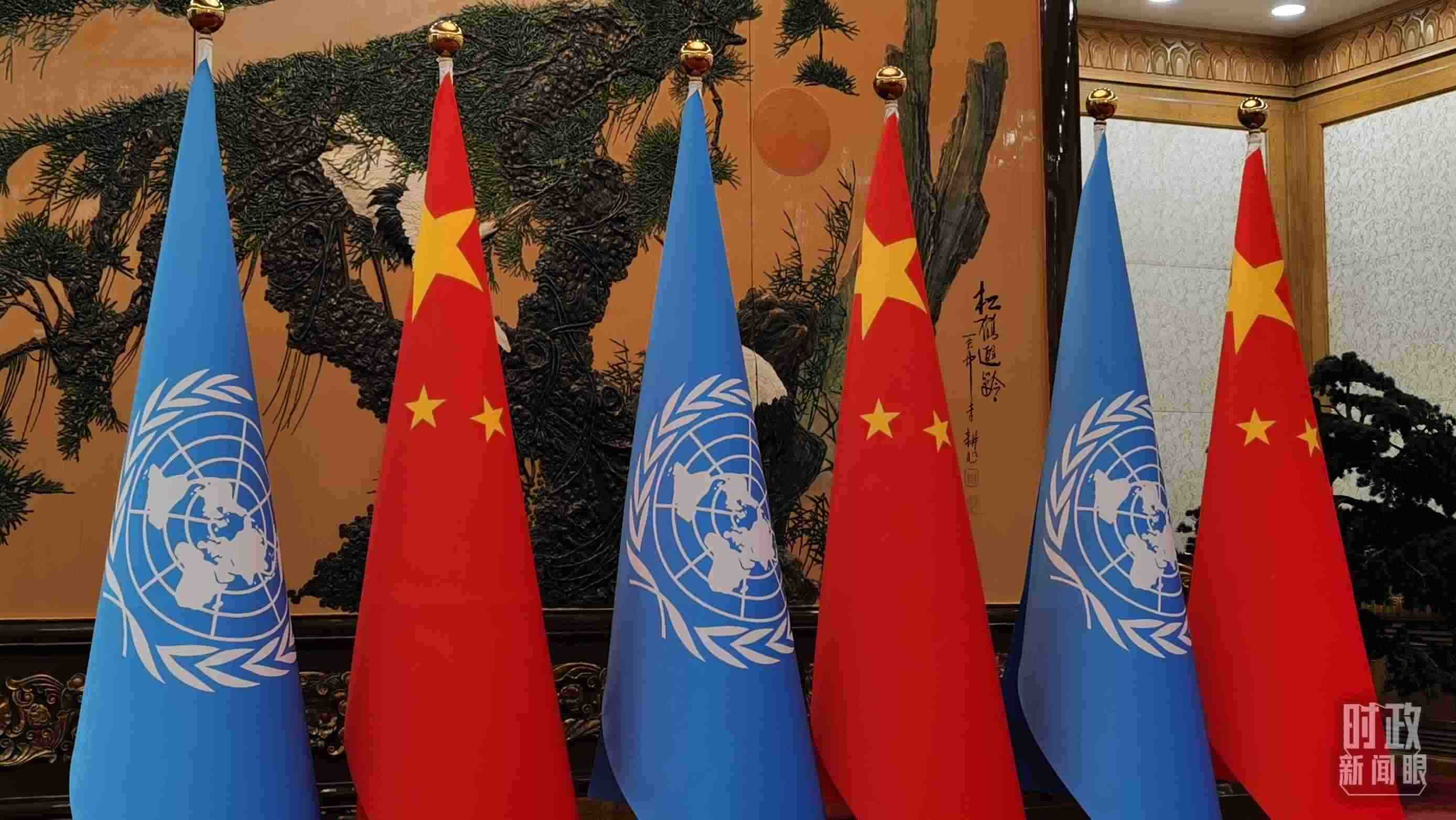 △會(huì)見現(xiàn)場(chǎng)的中國(guó)國(guó)旗和聯(lián)合國(guó)旗。（總臺(tái)央視記者郭鴻拍攝）
