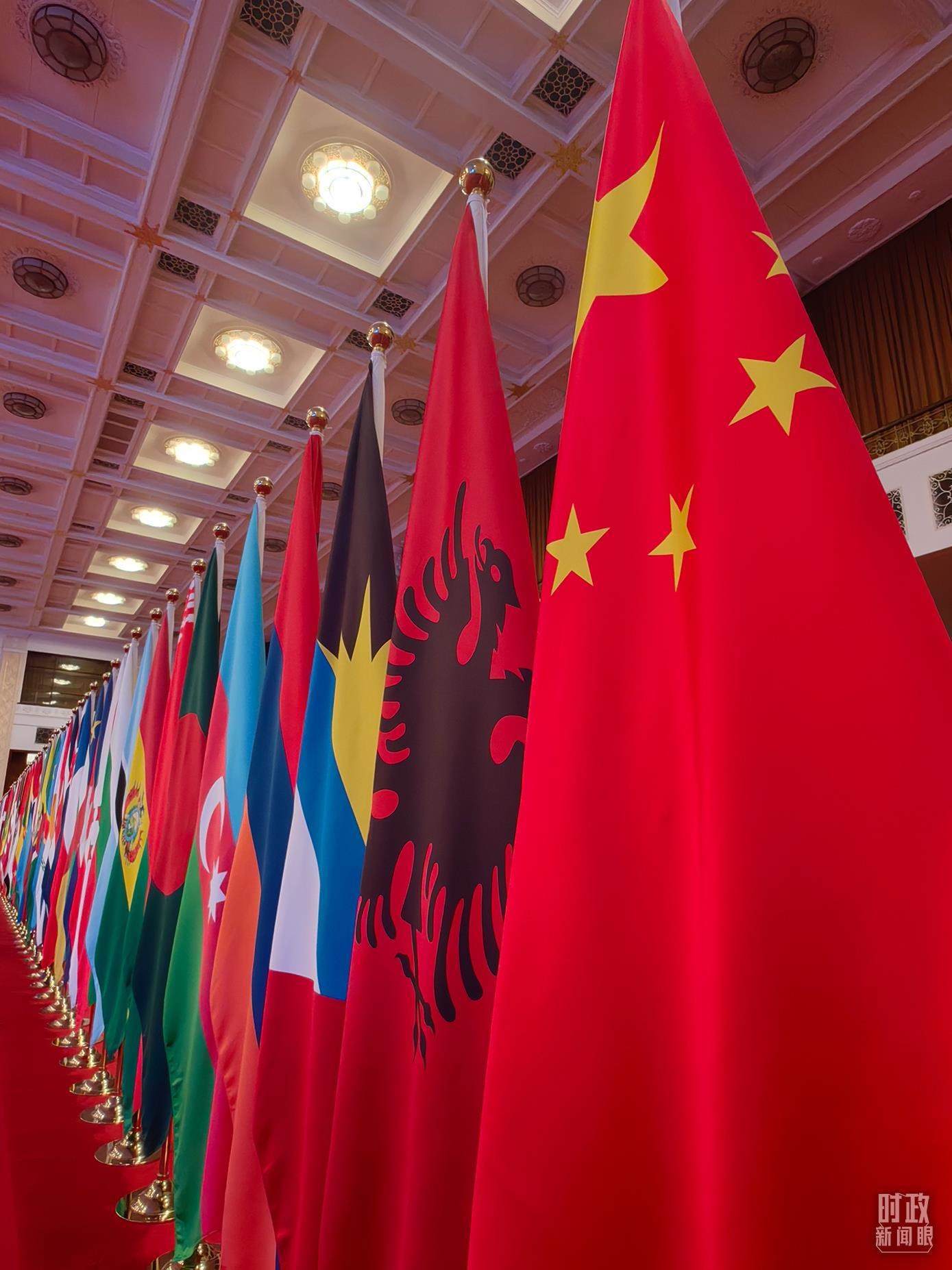 △開幕式會(huì)場(chǎng)內(nèi)整齊排列的旗幟。（總臺(tái)央視記者楊波拍攝）