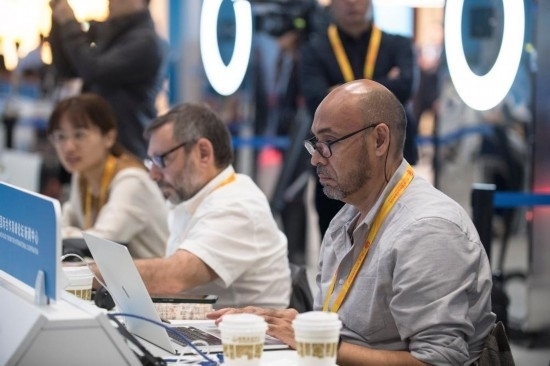 10月17日，記者在“一帶一路”國際合作高峰論壇新聞中心工作。新華社記者 張豪夫 攝